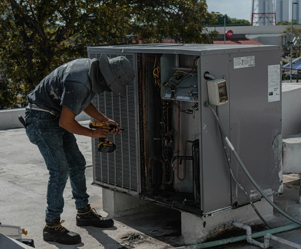 Mantenimiento y optimización de sistemas de refrigeración y tratamiento de agua, asegurando eficiencia y durabilidad en procesos